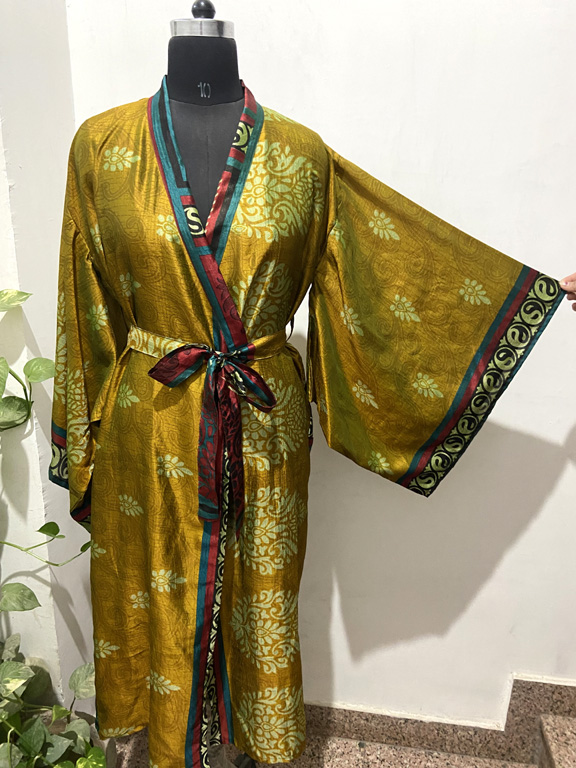 Vintage Sari dressing gown / kimono ( AI - 15)